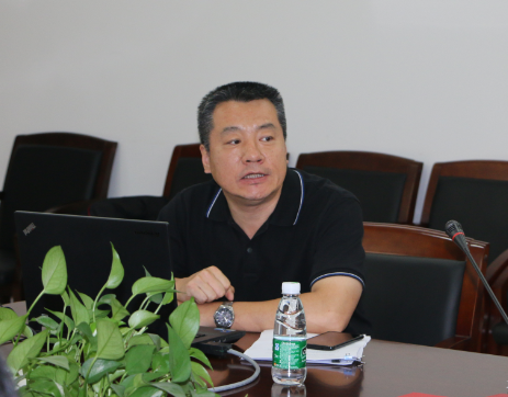 党委副书记,纪委书记李海滨作报告